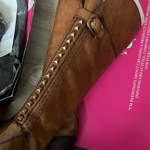 Vince Camuto
Bollo boots
7.5
New - Picture 6 of 6
